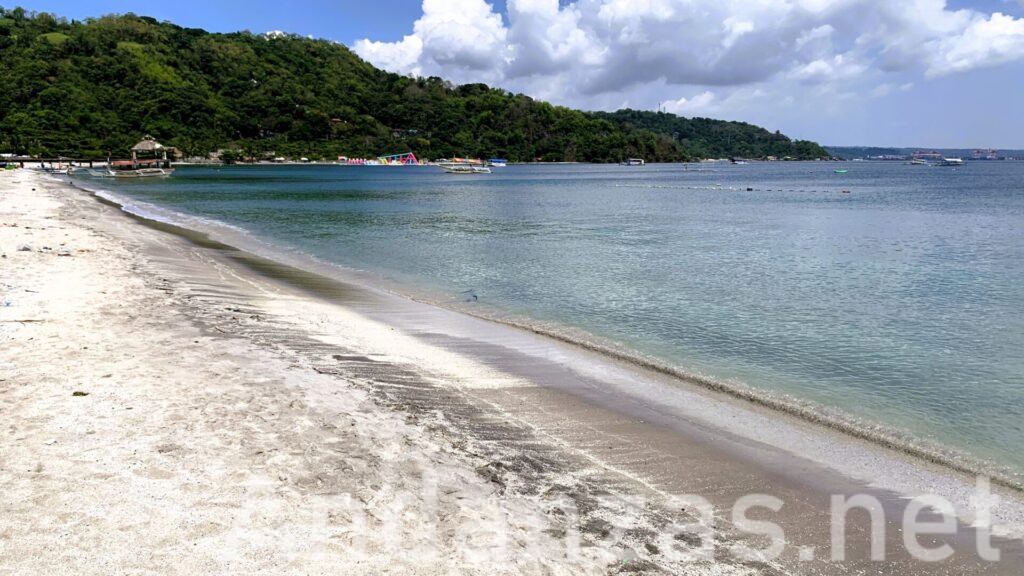 スービック近郊のBaloy Long Beachの晴れた日の様子。砂浜と海が広がる、美しい海岸線の写真