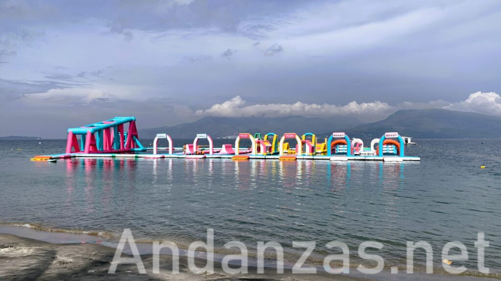 フィリピン・スービック湾のバリオ・バレット沖に設置された、Inflatable Islandのカラフルな水上アトラクション