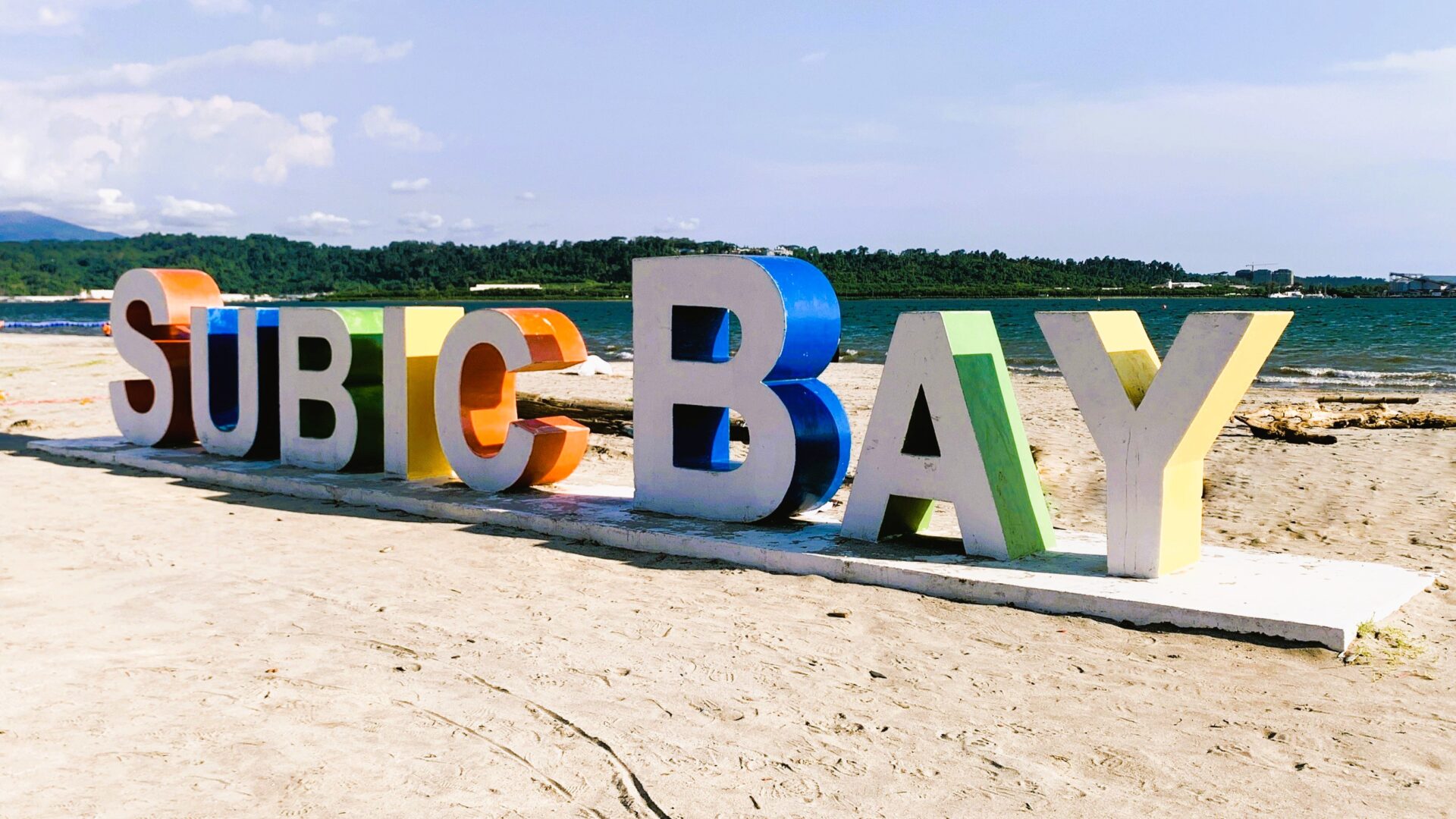 「SUBIC BAY」のロゴモニュメント