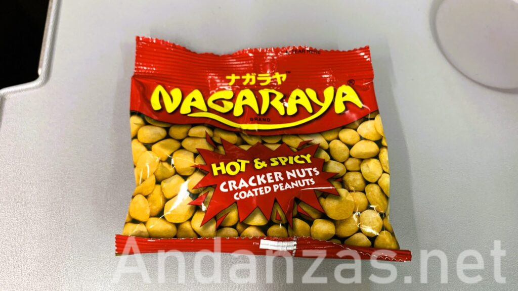 NAGARAYAクラッカーナッツ、ホット&スパイシー味。赤いパッケージに黄色の文字とナッツの写真、中央には「HOT & SPICY」の文字が目立つ