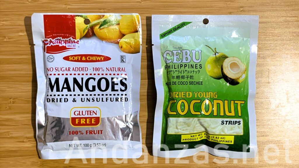 左側にはグルテンフリーと書かれた白いMANGOES(マンゴー)のパッケージ。右側には緑のCOCONUT(ココナッツ・ストリップタイプ)のパッケージが並んでおり、下には実物が見える写真が載っている
