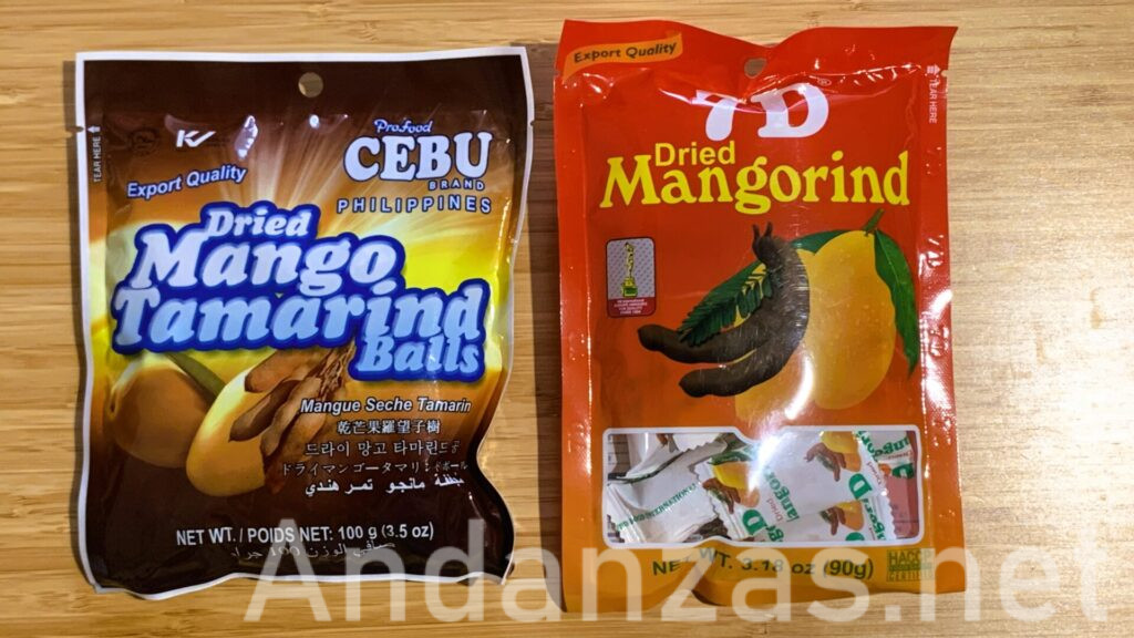 左側には茶色を基調としたパッケージのMango Tamarind Ballsが置かれ、右側には赤やオレンジを基調とした中身が見えるパッケージのMangorindoが並んでいる