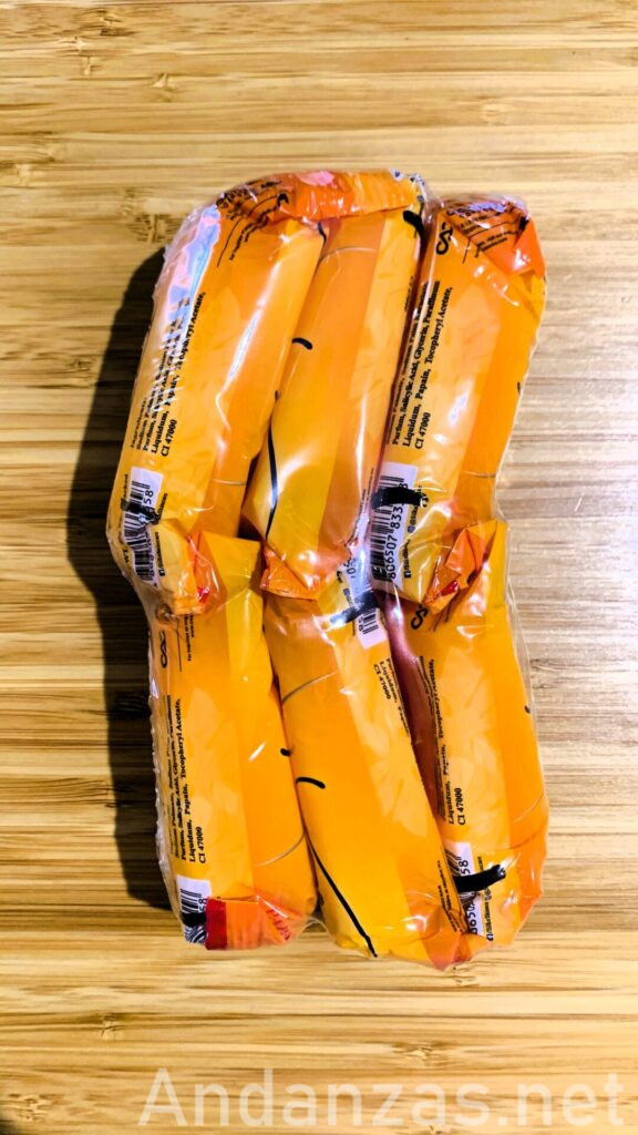 オレンジ色のSilka石鹸6個パックを横から撮影。透明なプラスチック包装に入れられ、上下に3個ずつ並んでいる