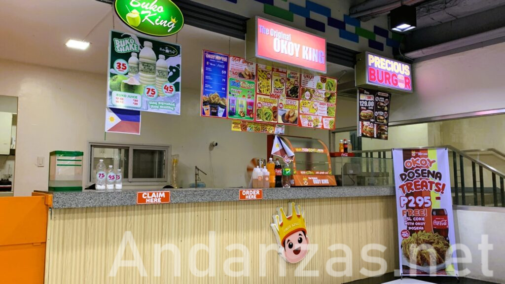 フィリピンJenra Mallのファストフード店。Okoyやハンバーガー、ブコジュースなどのフィリピン料理が提供され、手作り感のあるデコレーションとローカルな雰囲気が漂う