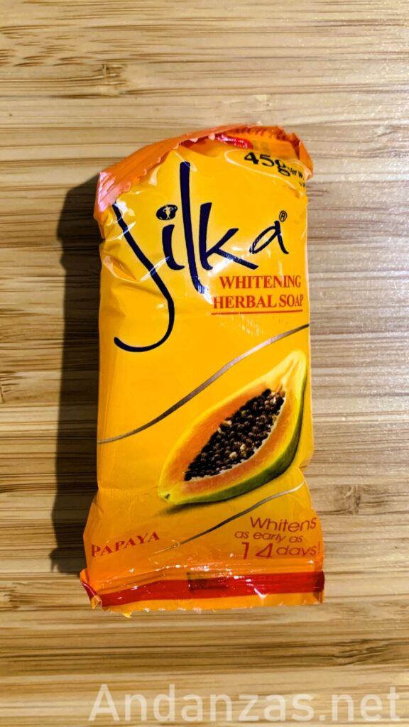Silka石鹸のオレンジ色パッケージを真上から捉えた写真。パッケージには「Silka」の文字と、パパイヤのイラストが描かれている