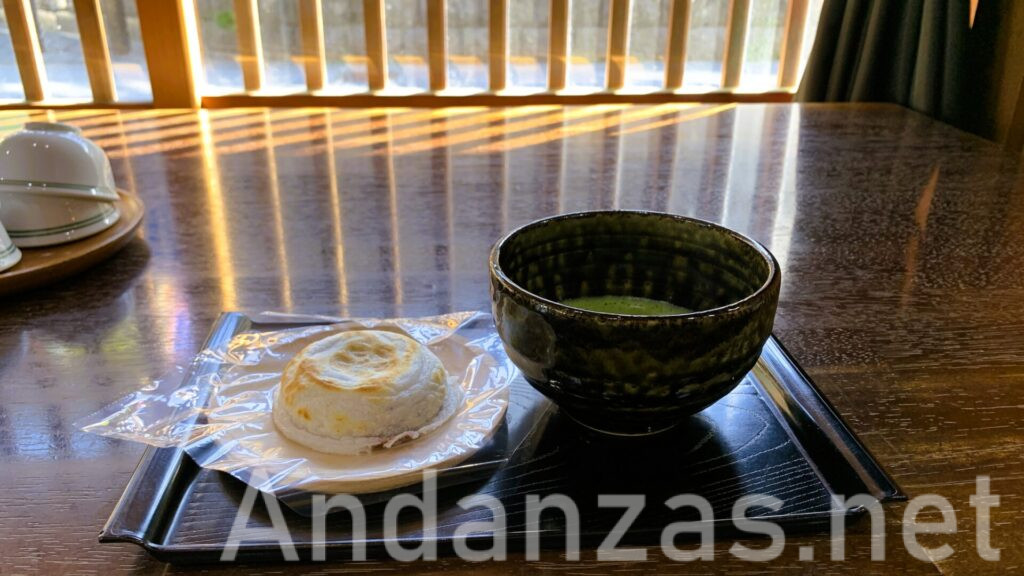 福岡・太宰府天満宮の参道にある甘木屋の店内。木製のテーブルに梅ヶ枝餅と抹茶が並べられ、奥の窓から光が差し込んでいる温かい雰囲気。