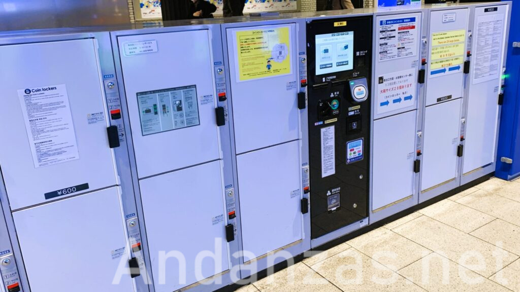 福岡地下鉄空港線・天神駅改札外の白いコインロッカー。上下に中サイズのロッカーが並び、中央上部に荷物預け用のタッチパネルが設置されている。