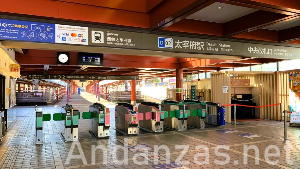 西鉄大宰府駅の改札口。上部に『大宰府駅・中央改札口』の表示があり、構内の赤い柱は大宰府天満宮を彷彿とさせる。乗客がほとんどいない早朝の静かな時間帯。