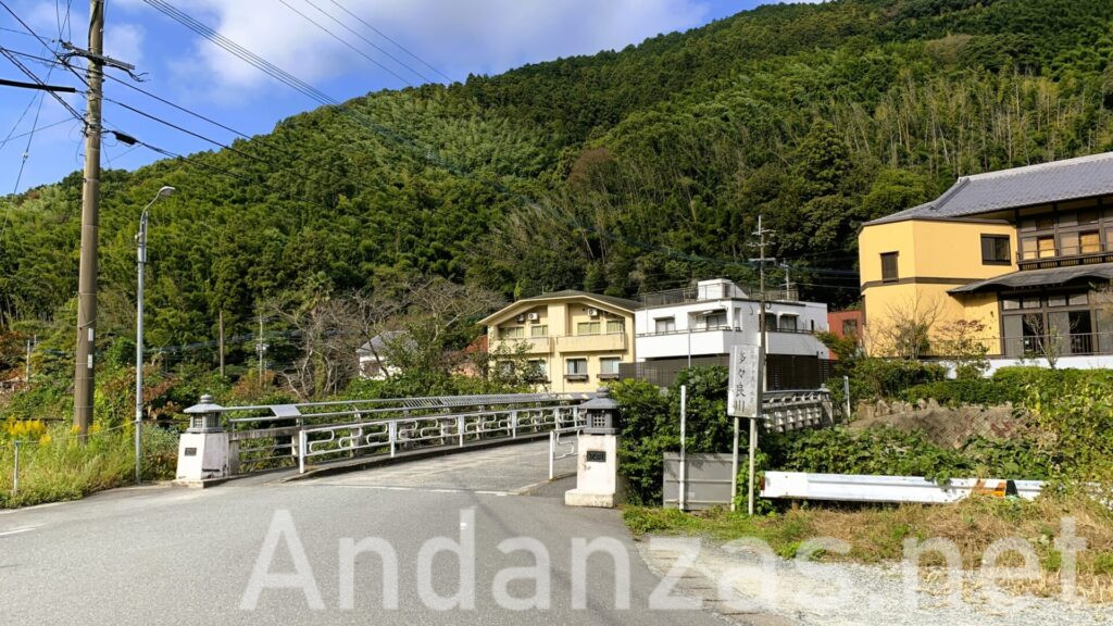 福岡・多々良川にかかるメロディ橋。橋の右側には「多々良川」の看板が立っており、城戸南蔵院前駅の近く。奥には山といくつかの家屋が見える。