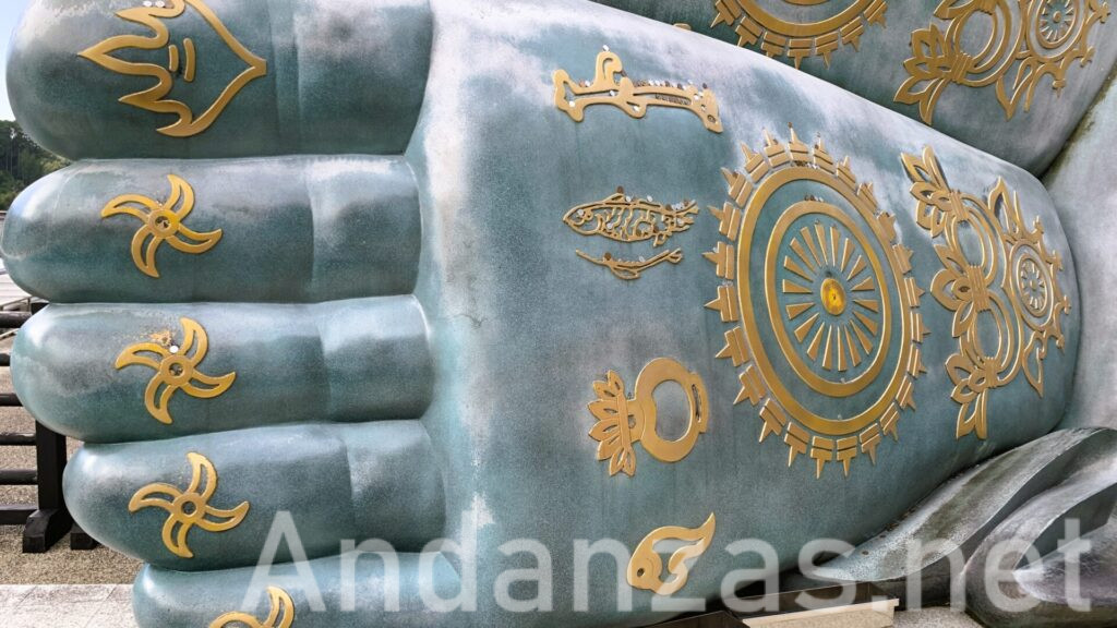 釈迦涅槃像の巨大な仏足。足の裏に施された黄金の文様が美しく、目を引く。