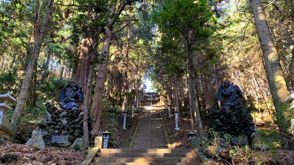神奈川県最乗寺の奥の院へ続く石段である。一直線に伸びる傾斜のある階段の両脇には二体の天狗像が並び、周囲は老杉に囲まれている。所々に日差しが差し込む神聖な空間である。